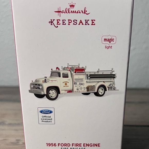 Hallmark 2015 Christmas Ornament 1956 Ford FireEngine Fire Brigade 13 Series NEW - Picture 1 of 9